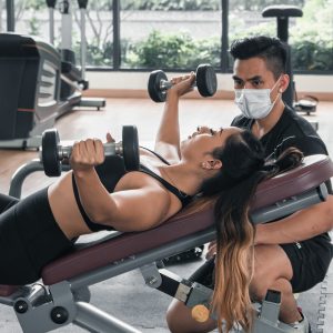 Entraineur privé entrainant une jeune dame