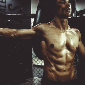 Musculation avec une machine au Apex Fitness